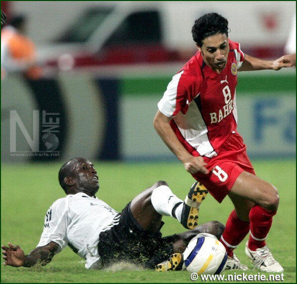 Trinidad & Tobago's Dwight Yorke (l) in duel met Bahreins Rashed Abdulrahman.