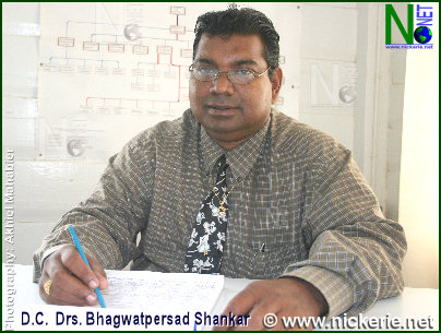 De nieuwe commissaris van Nickerie, Drs. Bhagwatpersad Shankar, hier op de foto nog tijdens zijn stageperiode (april 2005)