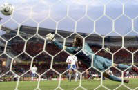 Edwin van der Sar kan het schot van de portugees Maniche niet keren, 1-0.