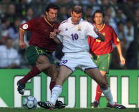Figo en Zidane (r) in duel. Beiden spelen komend weekeinde voor het laatst voor hun nationale team.