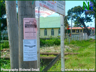 Foto: Twee affiches op een lantaarnpaal zijn het enige waaraan te Skeldon te zien is dat er verkiezingen op komst zijn. De nationale Verkiezingscommissie van Guyana heeft een bekendmaking doen uitgaan, waarin staat dat er op 13 augustus een instructiebijeenkomst zal worden gehouden. 