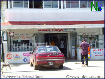 Foto: Sarvanands Pharmacy, een drugstore te Skeldon, Guyana, waar vele Surinamers terecht kunnen voor medicamenten die niet in ons land verkrijgbaar of onbetaalbaar zijn. Vele mensenlevens zijn hierdoor gered.