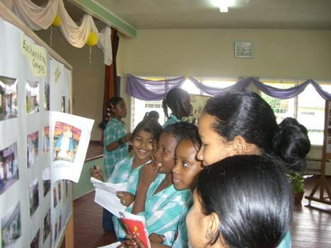 dWT foto's/ Yolanda Ho Asjoe Leerlingen van de basisschool bekijken de foto's op de expo.-. 
