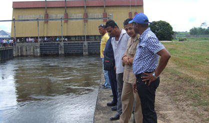 Richenel Small en andere betrokkenen bekijken de situatie bij het pompgemaal van Wakay. Twee pompen zijn dinsdag ingeschakeld om de rijstboeren van irrigatiewater te voorzien.