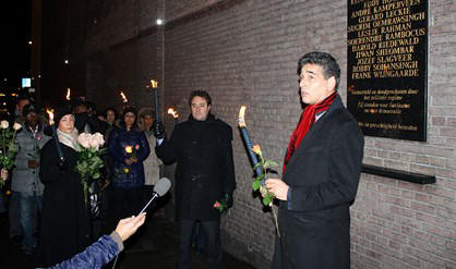 Gerard Spong bij de herdenking van 31 jaar Decembermoorden zondagavond in Amsterdam