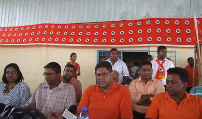 Partijvoorzitter Chandrikapersad Santokhi geflankeerd door Lekhram Soerdjan en andere VHP-toppers tijdens een persconferentie in Nickerie.   