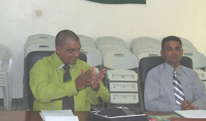 Links districtsraadslid van Nieuw Suriname Radjeshwar Parmessar.