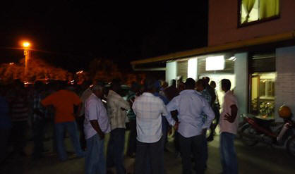 Rijstboeren voor het hoofdbureau van de politie in Nieuw Nickerie nadat hun collegas door de politie waren opgepakt.
