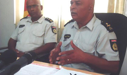 Hoofdinspecteur van politie Wiedjaikumar Oedit (rechts) pleit voor een gezamenlijke aanpak van de illegaliteit in het Bigi Pan-gebied.