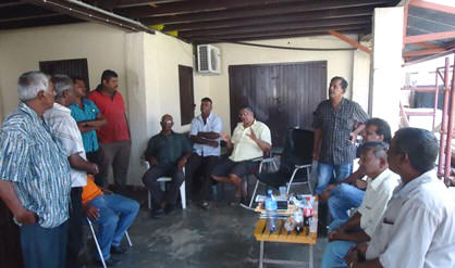 Rijstboeren bij het bestuur van de Surinaamse Padie Boeren Associatie. 