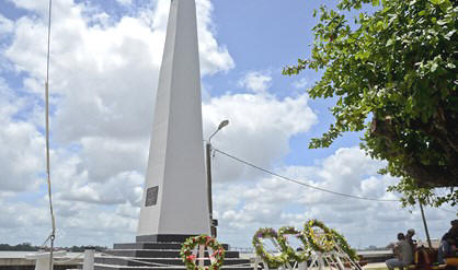 Het monument voor de Binnenlandse Oorlog is donderdag door president Desi Bouterse  te samen met de voorzitter van Monumentenzorg, Henk Herrenberg, onthuld.