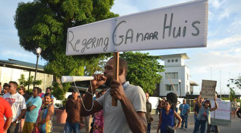 Initiatiefnemer Curtis Hofwijks bij de demonstratie tegen de regering Bouterse. Foto Harmen Boerboom / NOS