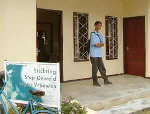 Foto-onderschrift: Een scholier staat op de stoep van de Stichting Stop Geweld tegen Vrouwen. De afdeling in Nickerie wordt per 1 juli 2004 gesloten.