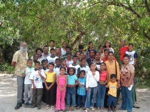 dWT foto/ Eric Mahabier:Kinderen en bestuursleden van het Kinderhuis Gaytrie bij Caribbean Centre, kort voor hun vertrek naar Vier Kinderen Boerderij.-.