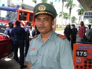 dWT foto/Beta Debidien :Foto onderschrift: De nieuwe Gewestelijke Brandweer Commandant Ewald Kartowikromo orinteerde zich vrijdag bij de afsluiting van de droge tijd campagne in Nickerie.