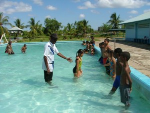 dWT foto / Beta Debidien:Zweminstructeur Ricardo Tolud geeft de leerlingen van de Sint Claraschool aanwijzingen.-.
