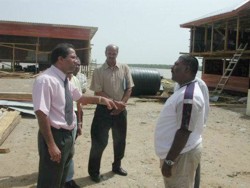 Minister Devanand Balesar sommeert Radjkoemar Ghazie onmiddellijk zijn bouwactiviteiten bij de monding van de Nickerierivier te staken. 