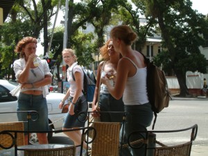Steeds vaker duiken ze op in het straatbeeld: Nederlandse stagiars. Vooral onder vrouwelijke studenten is Suriname een geliefd stageland.-.