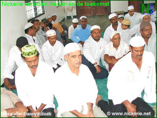 Leden van de Nickeriaanse Moslimgemeenschap bij bijelkaar in verband met het offerfeest