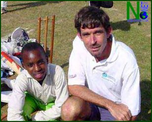 Grant Dugmore met een cricket talent uit Kenya