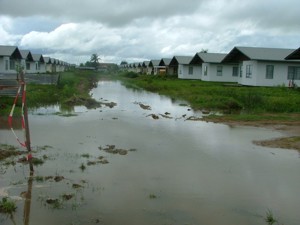 Foto: Zo is de situatie bij het Volkswoningbouwproject in de Mr.J. van Pettenpolder. De wegen zijn onder water gelopen.