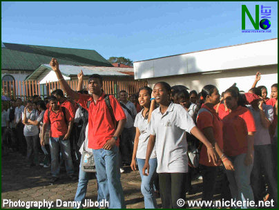 Studenten die tevergeefs op de directie van de EBS hebben staan wachten voor het gebouw van de Energie Bedrijven Suriname. 