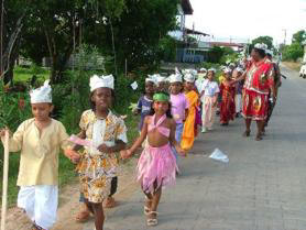 dWT foto/Beta Debidien Kinderen van de Openbare School III liepen door de straten van Nieuw Nickerie in verband met Keti-Koti.-. 