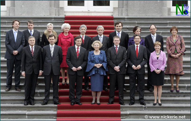 Het nieuwe kabinet poseert donderdag, na de beediging door koningin Beatrix, met de vorstin op het bordes van paleis Huis ten Bosch in Den Haag.