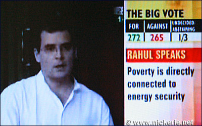 Rahul Gandhi spreekt het parlement toe.