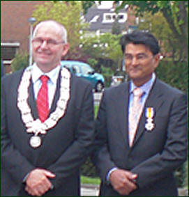 Burgemeester Jan Heijkoop samen met Doktor Chander Mahabier