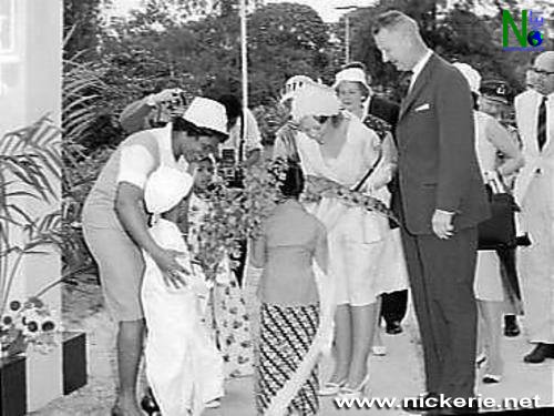 Prinses Beatrix in Suriname, in Wageningen neemt Prinses Beatrix een kaaiman in 