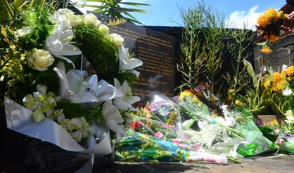 Nabestaanden en betrokkenen brachten zondagmiddag in fort Zeelandia een bloemenhulde ter nagedachtenis van de slachtoffers van de Decembermoorden 