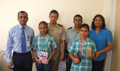 Spelling Bee-prijswinnaars Shenaya Kalipersad en Karan Naraine ontvangen hun tablet van dc Wedprekash Joeloemsingh.