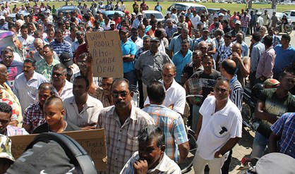 Iets meer dan vijfhonderd boeren hebben zich maandag verzameld voor het kantoor van de districtscommissaris in Nieuw-Nickerie. 