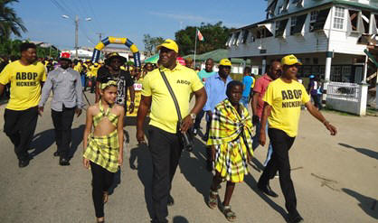 Ronnie Brunswijk temidden van ABOP-partijgenoten tijdens de Avond Tweedaagse in Nickerie.
