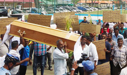 Rijstboeren in Nickerie hebben woensdag tijdens een protest de rijstsector ten grave gedragen.