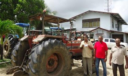 Bestuursleden van de Surinaamse Padie Boeren Associatie (SPBA) voor het politiebureau te Nieuw -Nickerie. SPBA voorzitter Harinandan Oemraw toont een kwitantie die de politie heeft uitgeschreven nadat de boete van SRD 880 werd betaald.   