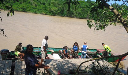 Toeristen nemen plaats in een boot om te vertrekken naar het Bigi Pangebied. Op de voorgrond toeroperator Stephanie Kramawitana, die een duidelijke afname merkt van toeristen die naar het gebied gaan.