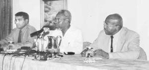 Een momentopname van de persconferentie waarbij het Guyanese staatshoofd Bharrat Jagdeo (l), premier P.J. Patterson (Jamaica) en toenmalig president Jules Wijdenbosch (r) journalisten te woord stonden. Het topoverleg in Montego Bay, Jamaica, onder auspicin van premier Patterson, leverde in juli 2000 niet het voor partijen gewenste resultaat op.-. 