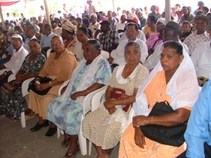 Foto :De goed opgekomen seniore burgers van de districten Nickerie en Coronie bij de viering van bigi sma dei in het district Nickerie.-.