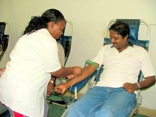 dWTfoto/Beta Debidien :Een medewerkster van de bloedbank neemt bloed af van een nieuwe bloeddonor.