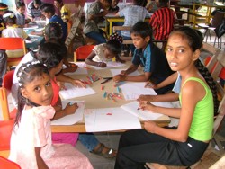 Kinderen aan het tekenen op Srefidensi-dag.-.