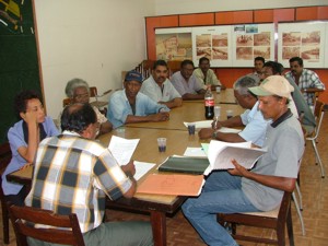 Foto: Het bestuur van de Werknemers Organisatie van het MCP in vergadering met haar leden. De leden hebben gedreigd in actie te gaan als er geen goed resultaat bereikt wordt met de directie.