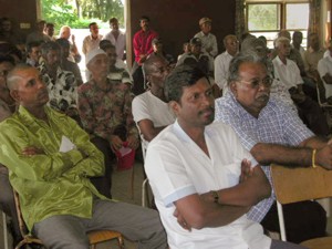 De parlementarirs Kries Matai en Ramlall Mahabier woonden een vergadering van de SPBA bij, afgelopen zondag in de Parochiezaal in Nieuw Nickerie.-.