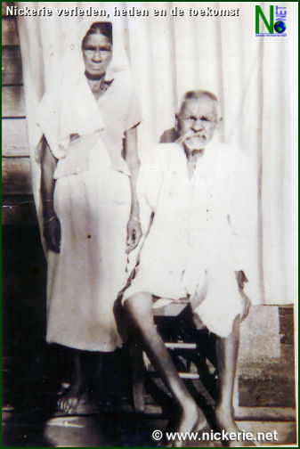 Contractarbeider Ramdien 'Maharaj' Mahadew samen met zijn echtgenote Sarjoedee Sewbalak